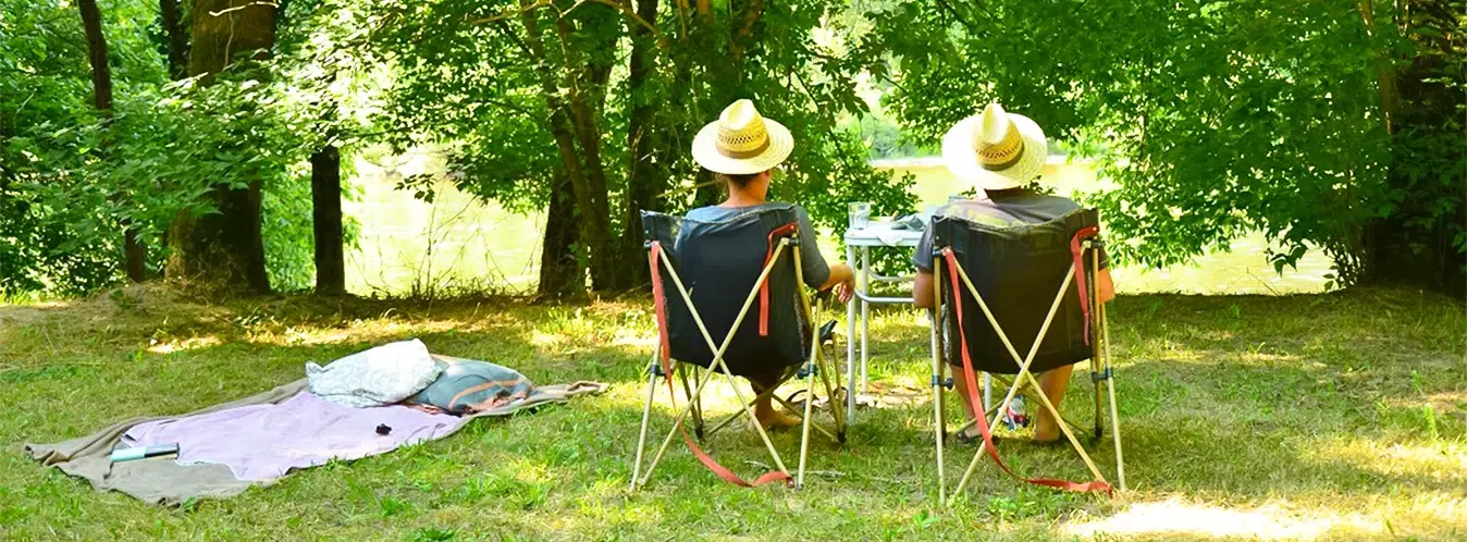 hommes chaises exterieur belles rives
